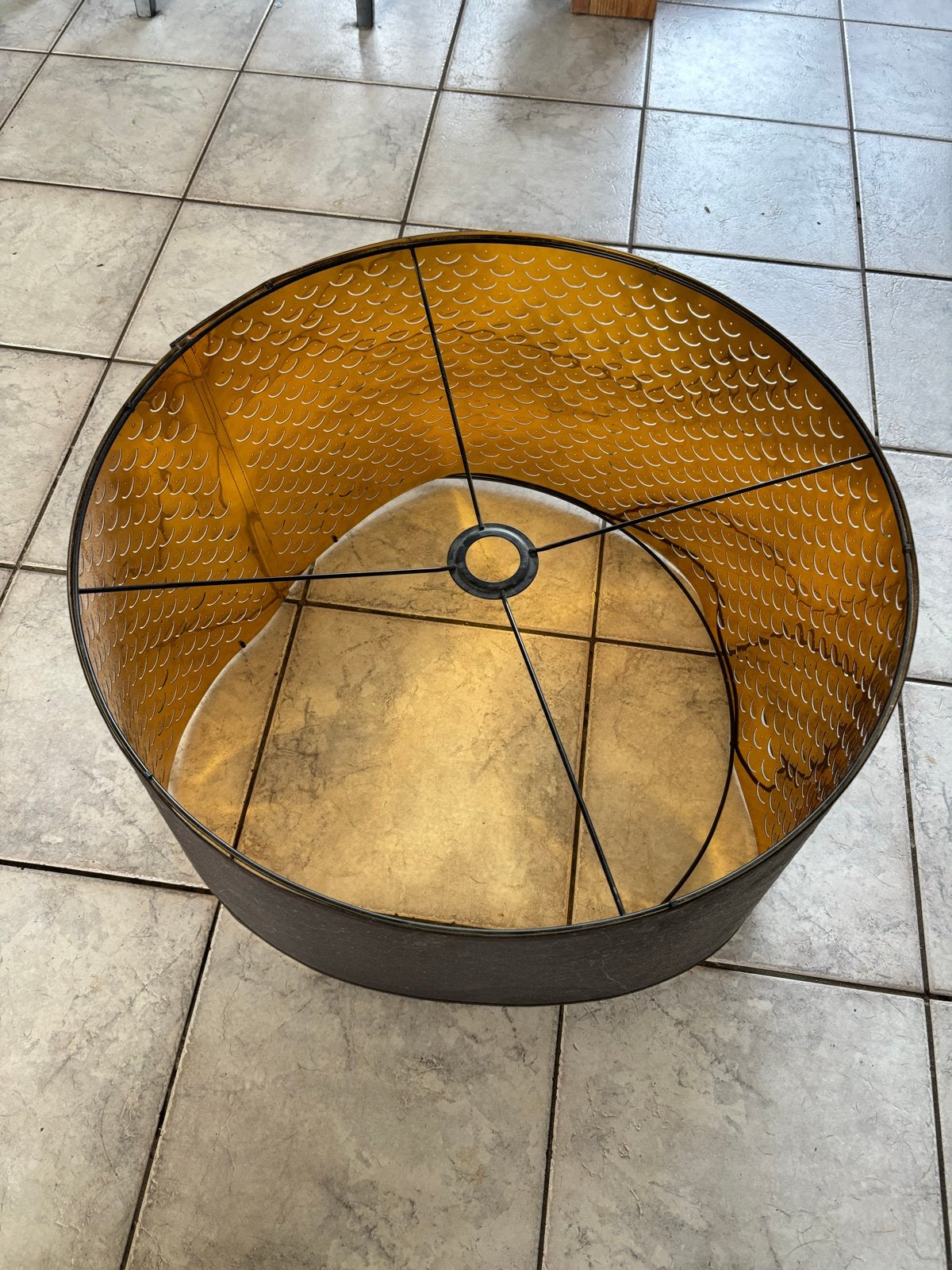 Grote ronde lampenkap met gouden binnenkant, Gebruikt, Overige typen, Zwart, Rond