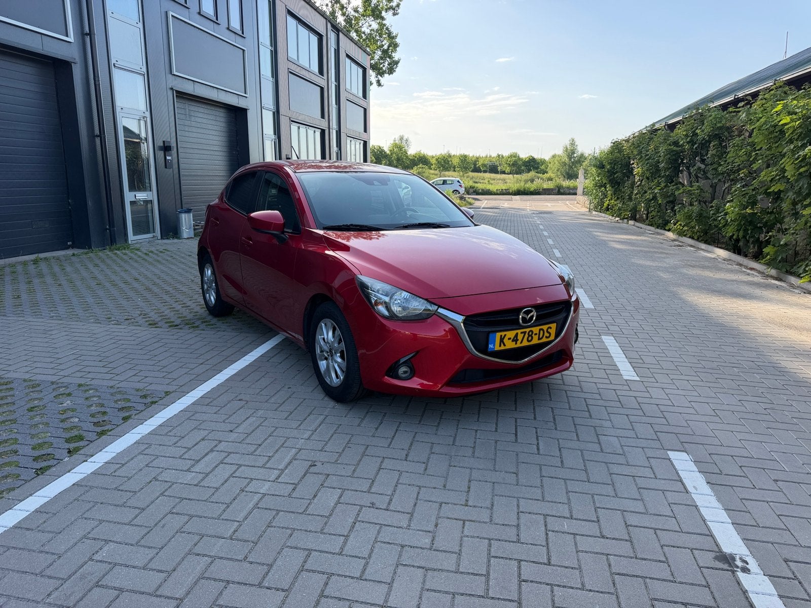 Mazda 2 1.5 66KW 5DRS AUT 2015 Rood 096.000 km, Stof, 4 cilinders, Bedrijf, 530 kg