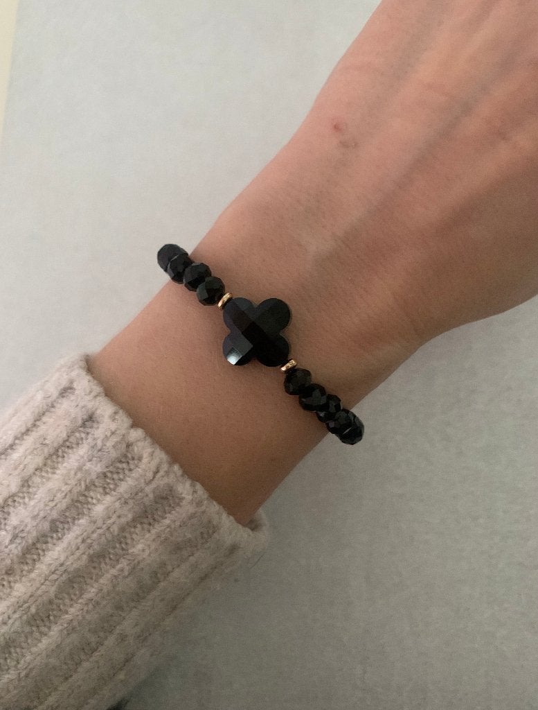 Zwarte glanzende kralen armband met klaver bedel ibiza boho, Sieraden, Tassen en Uiterlijk, Armbanden, Nieuw, Kunststof of Plastic