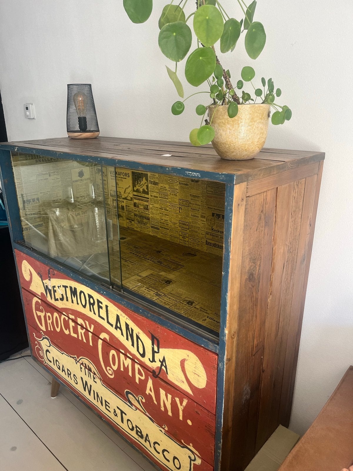 Vintage displaykast met opdruk, Ophalen