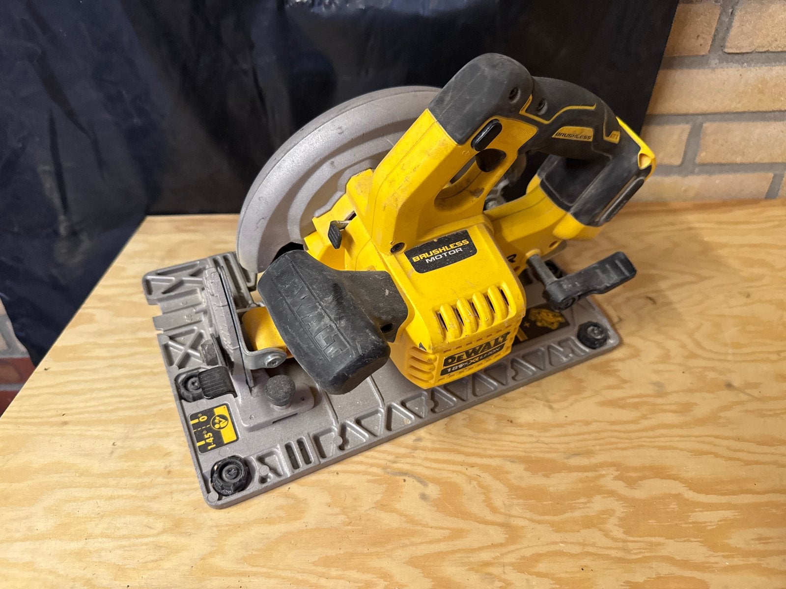 DeWalt DCS572 18v cirkelzaag, Doe-het-zelf en Verbouw, Cirkelzaag, Ophalen of Verzenden, Zo goed als nieuw, 30 tot 70 mm