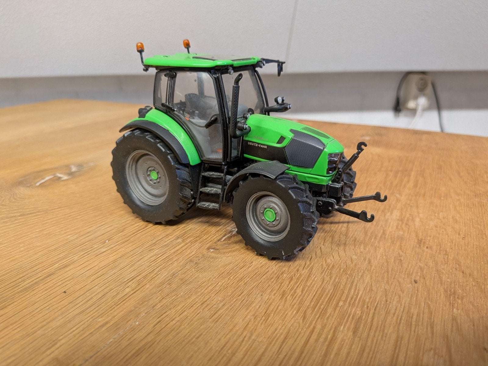 Deutz-Fahr 5130 TTV, Hobby en Vrije tijd, Modelauto's | 1:32, Ophalen of Verzenden, Zo goed als nieuw, Tractor of Landbouw, Overige merken