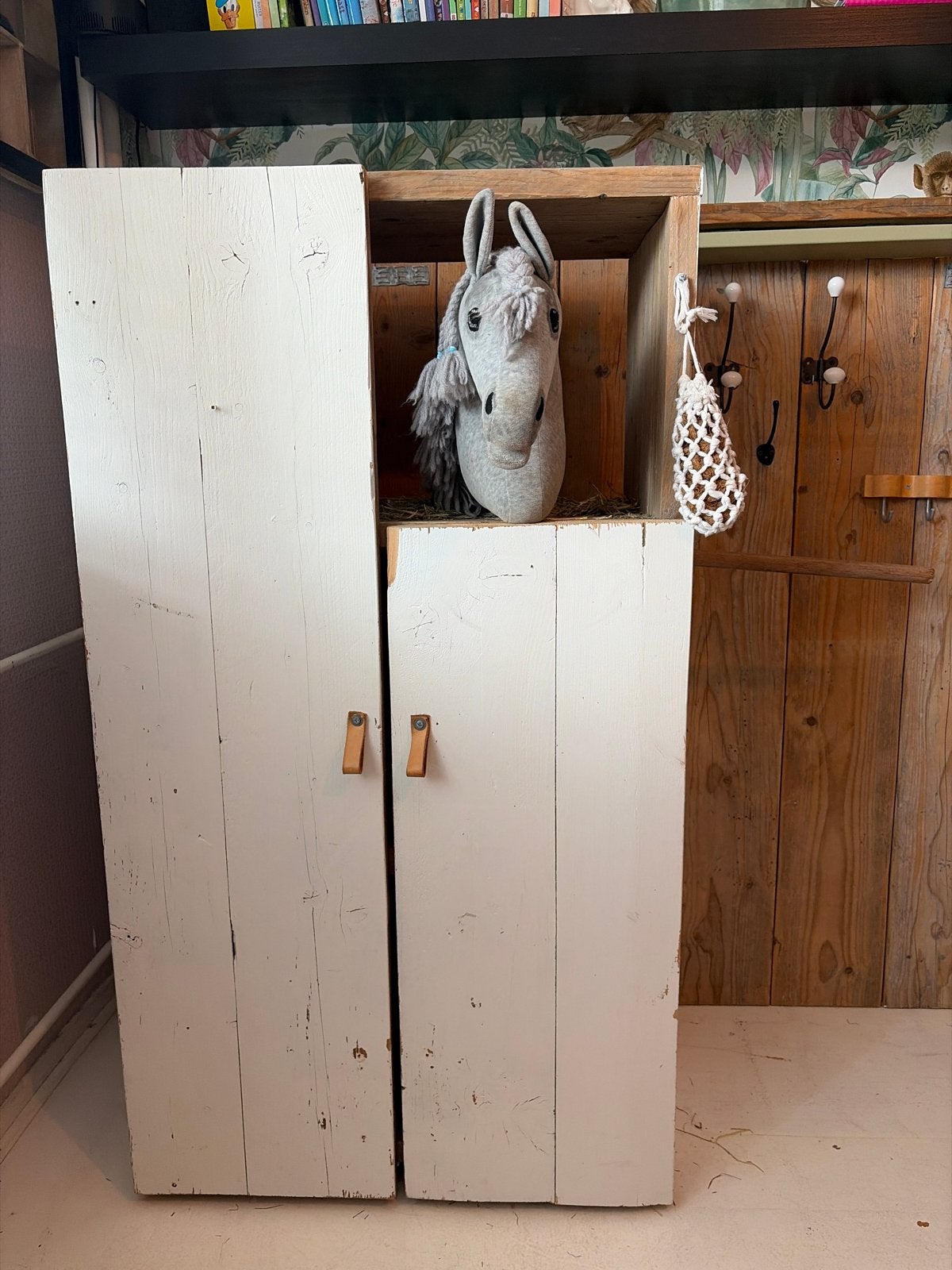 Unieke houten kast met paardenstal-thema, Ophalen, Gebruikt