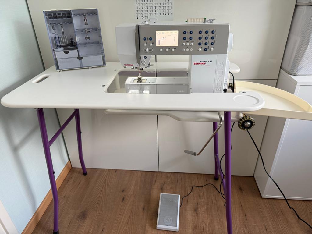Bernina Aurora 435 naaimachine met Sewezi naaitafel, Hobby en Vrije tijd, Ophalen, Gebruikt, Naaimachine, Bernina
