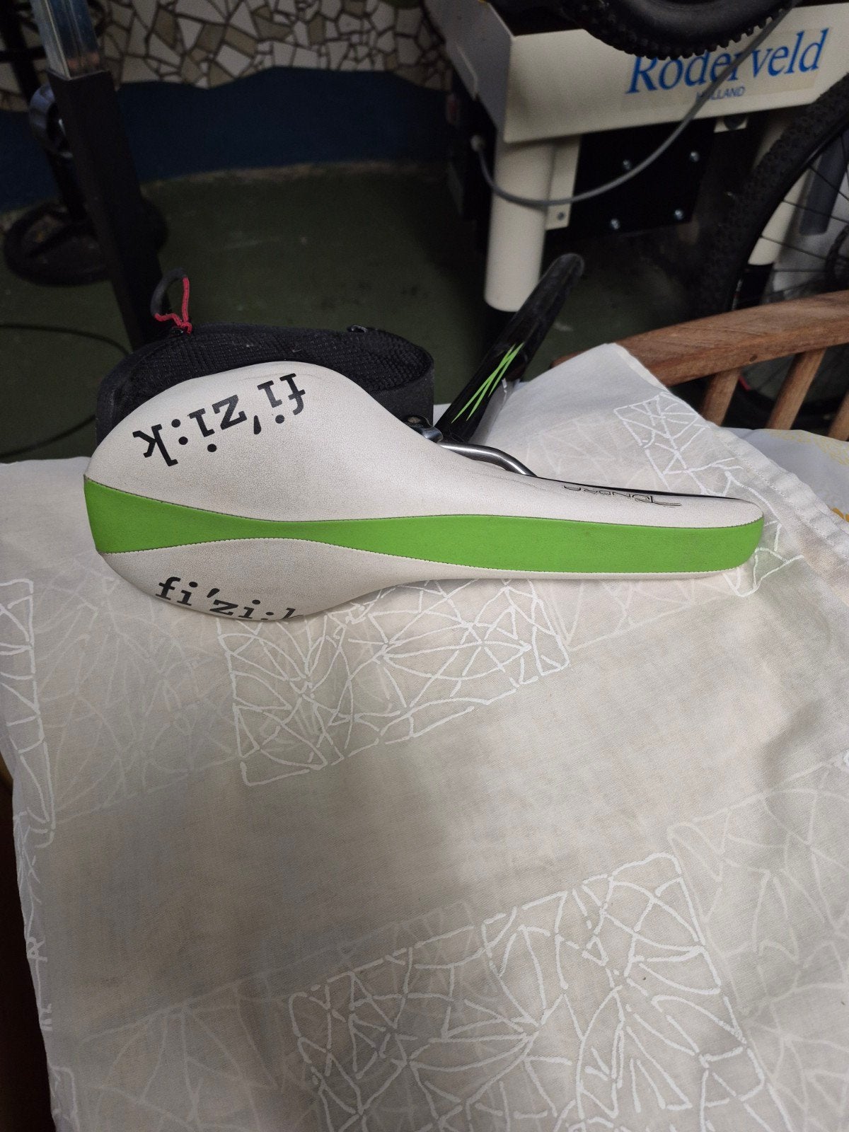 Fizik zadel met carbon zadelpen, Mountainbike, Gebruikt, Ophalen of Verzenden, Zadel