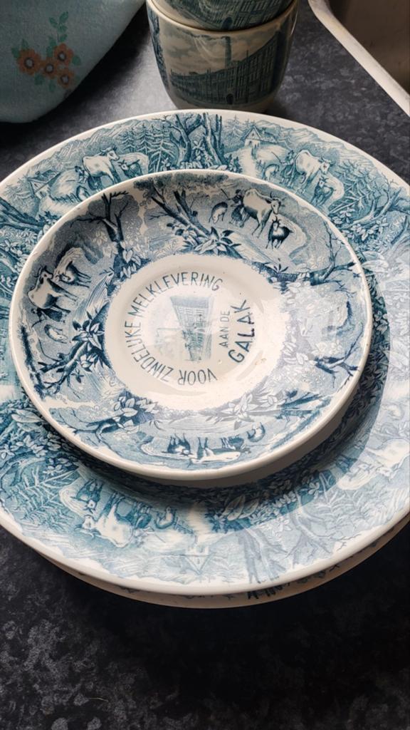 Herdenkingsborden zindelijke melklevering aan de galak, Antiek en Kunst, Antiek | Servies los, Ophalen