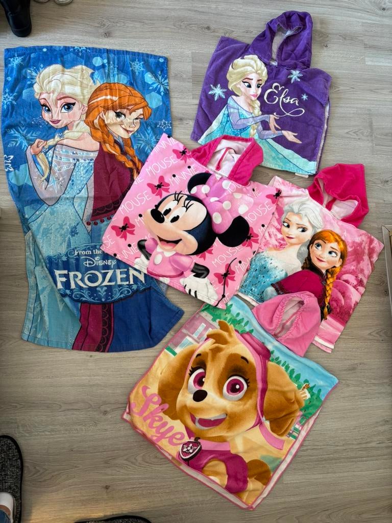 4 omslaghanddoeken en 2 gewone handdoekken, Ophalen, Meisje, One size, Zo goed als nieuw