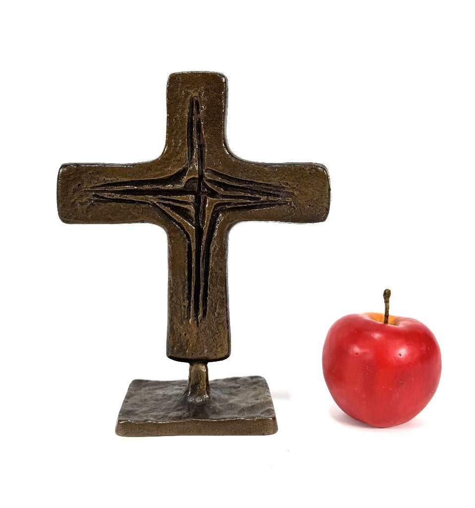 597. Bronzen crucifix op voet – corpus in reliëf, ca. 1970, Antiek en Kunst, Ophalen