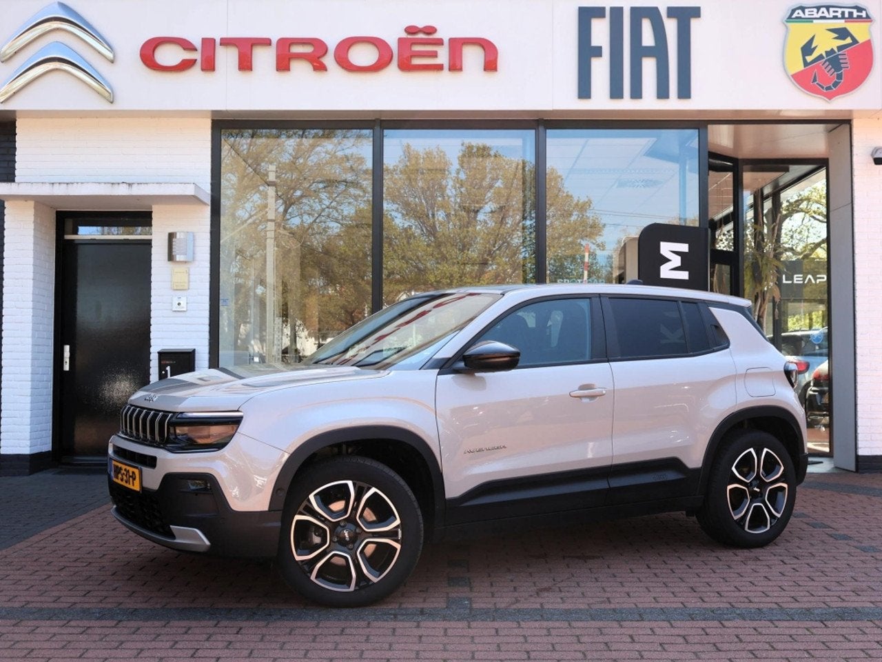 Jeep Avenger 1.2T e-Hybrid 110PK Automaat Summit, Rijklaarpr, Auto's, Automaat, Gebruikt, 1199 cc, Bedrijf
