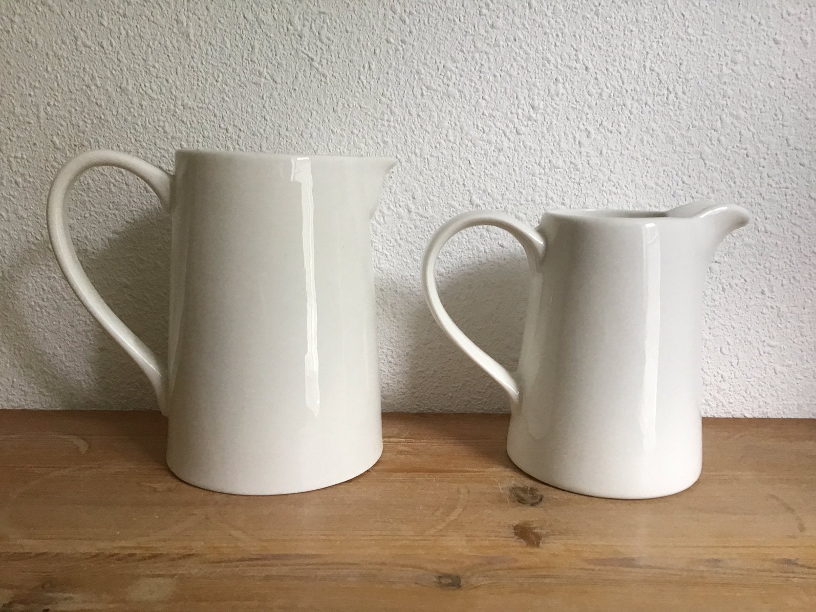 witte pitcher, water/ melk kan. Hoog 14 cm.+ 12 cm., Ophalen of Verzenden