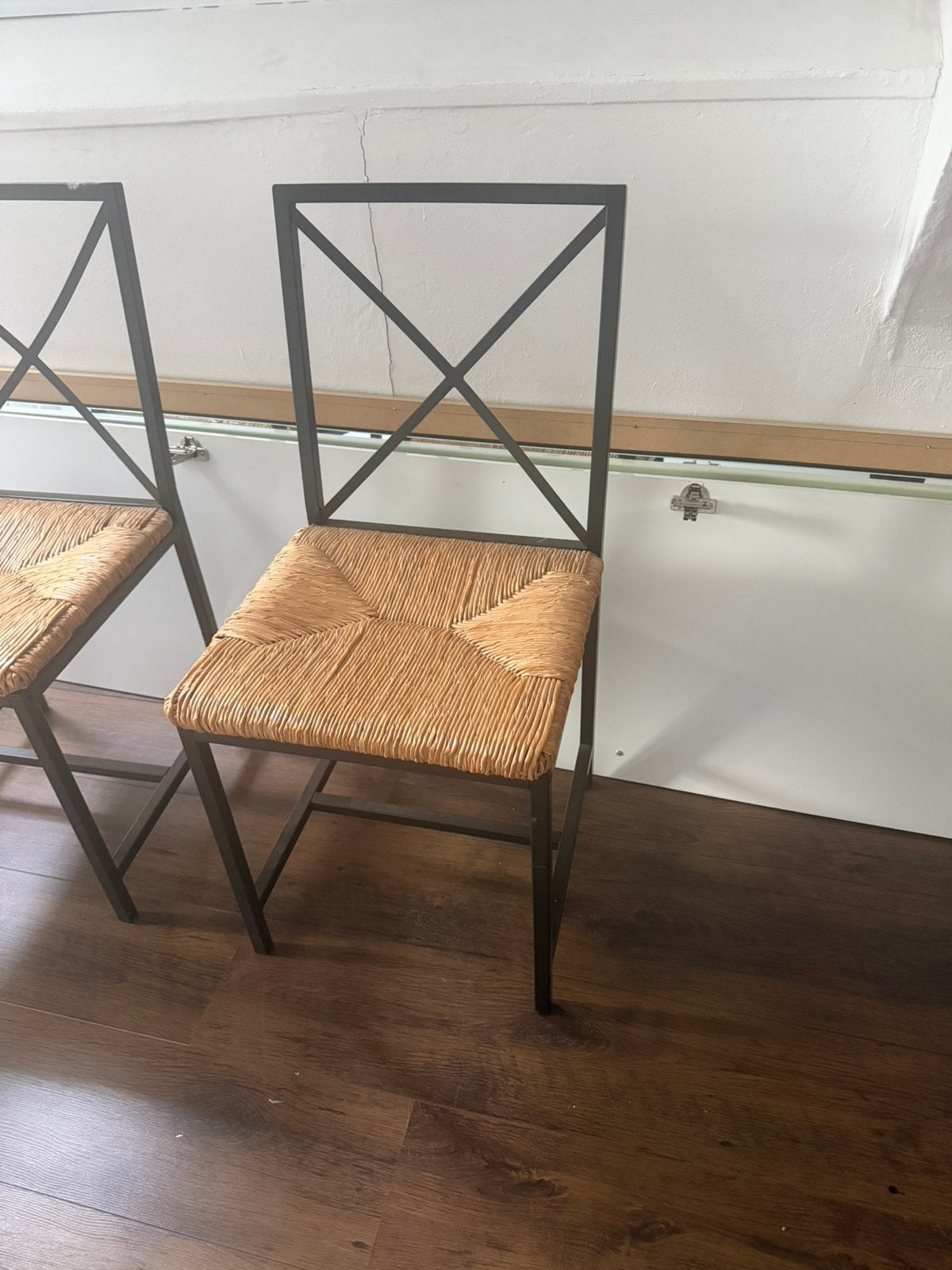 2 Ijzere stoeltjes gevlochten zitting, Huis en Inrichting, Stoelen, Ophalen, Gebruikt, Zwart, Twee