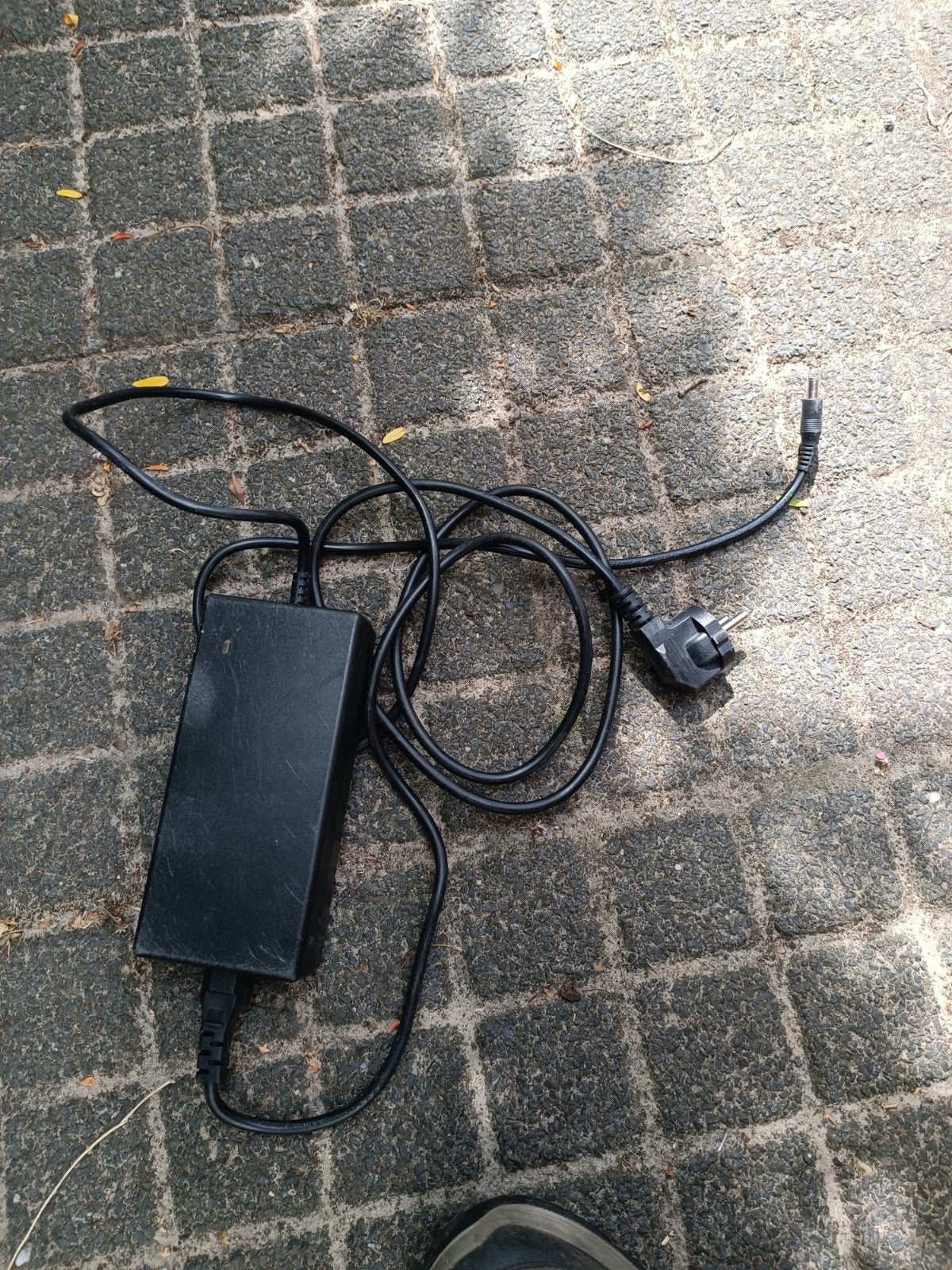 SANS Li-ion Batterijlader SSLC084V42J 42.0V 2.0A, Fietsen en Brommers, Fietsaccessoires | Fietsaccu's, Ophalen of Verzenden