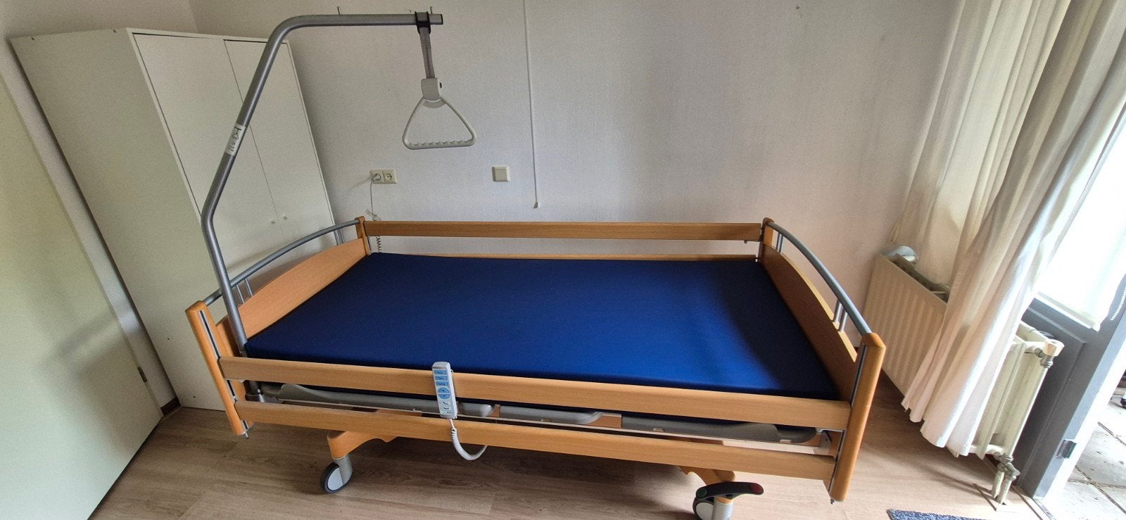 Verstelbare hoog laag bed met Afstandsbediening zorgmatras, Huis en Inrichting, Slaapkamer | Bedden, Ophalen, 90 cm, Eenpersoons