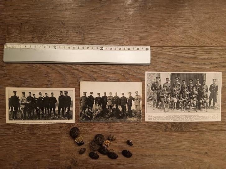 Postkaart, krantenknipsels en uniform knopen, Verzamelen, Militaria | Tweede Wereldoorlog, Ophalen of Verzenden, Landmacht, Nederland