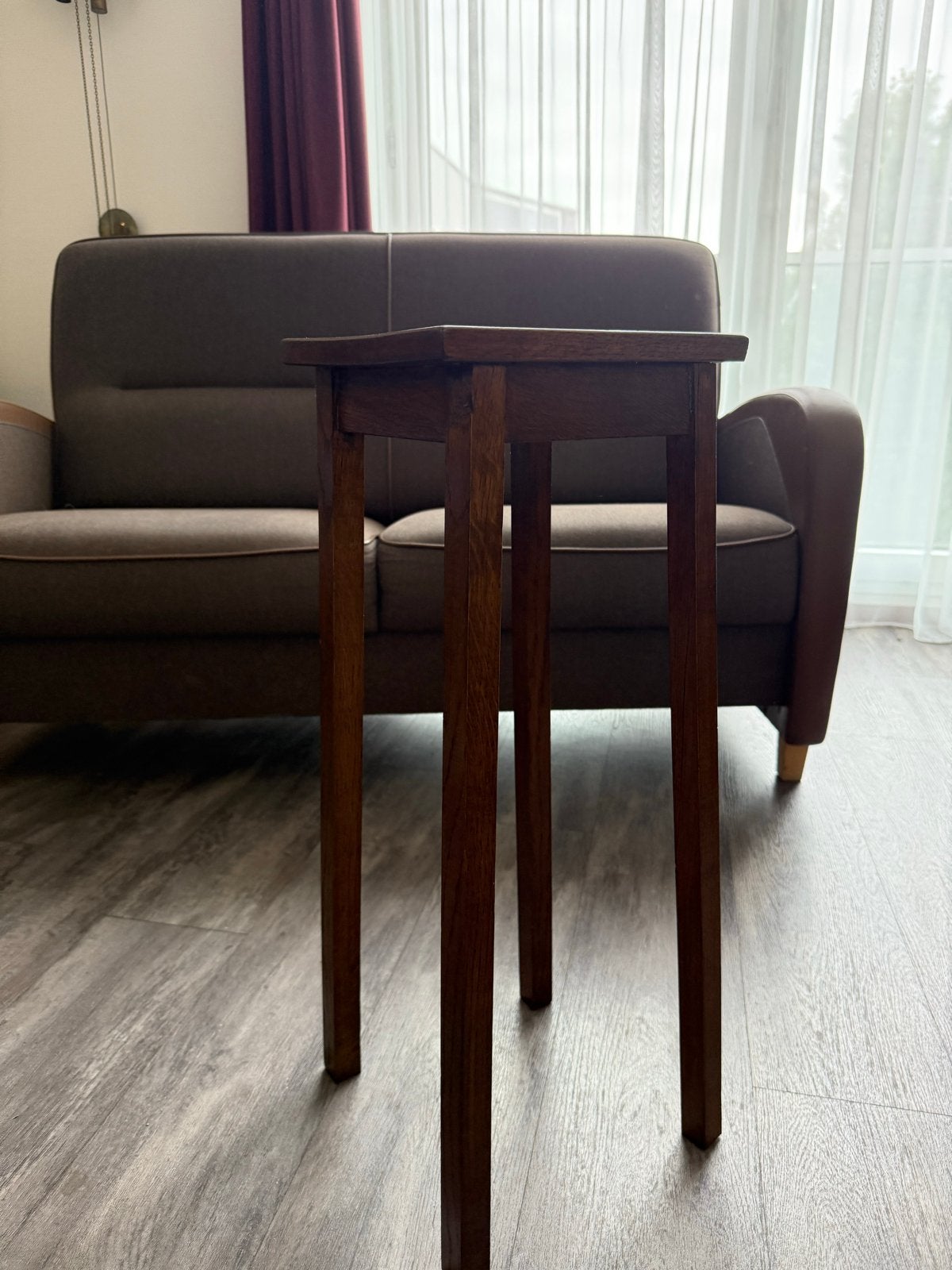 Eikenhouten tafeltje met geborduurd kleedje, Ophalen, Minder dan 55 cm, Gebruikt, Vierkant
