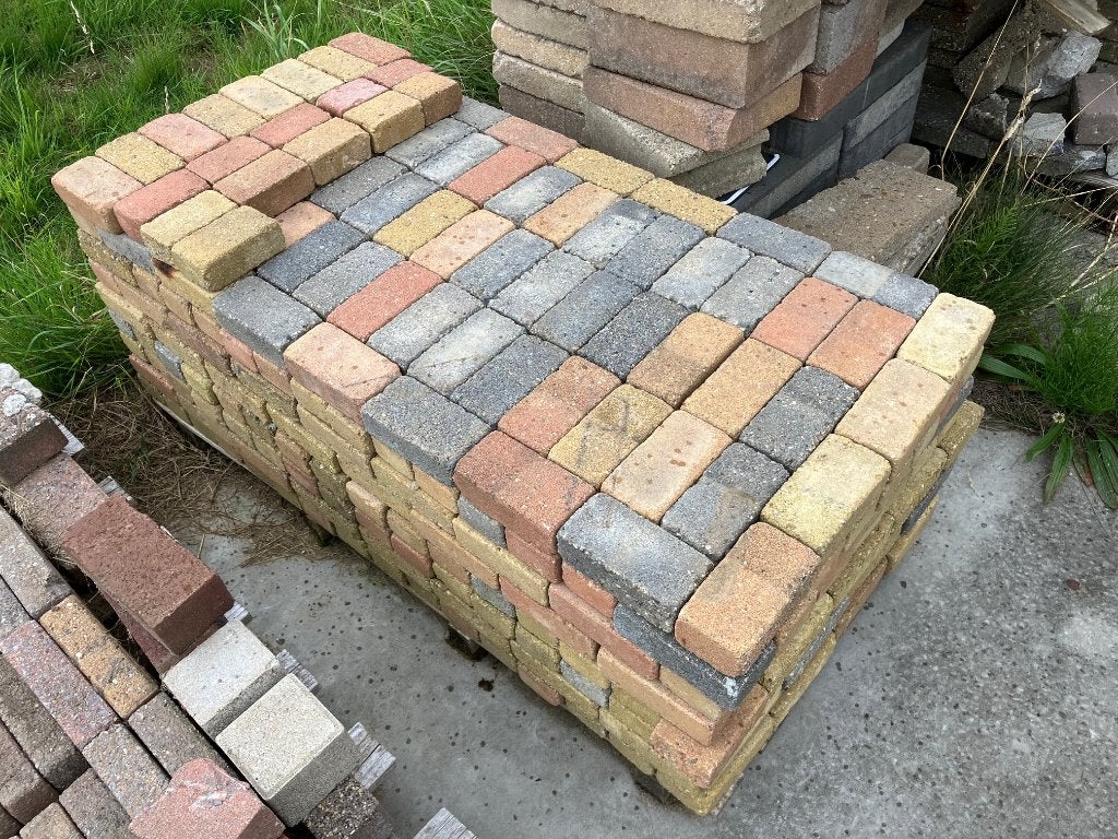 Gratis sierbestrating betonstenen rood/geel/blauw, Ophalen, Gebruikt, Klinkers, 5 tot 10 m²