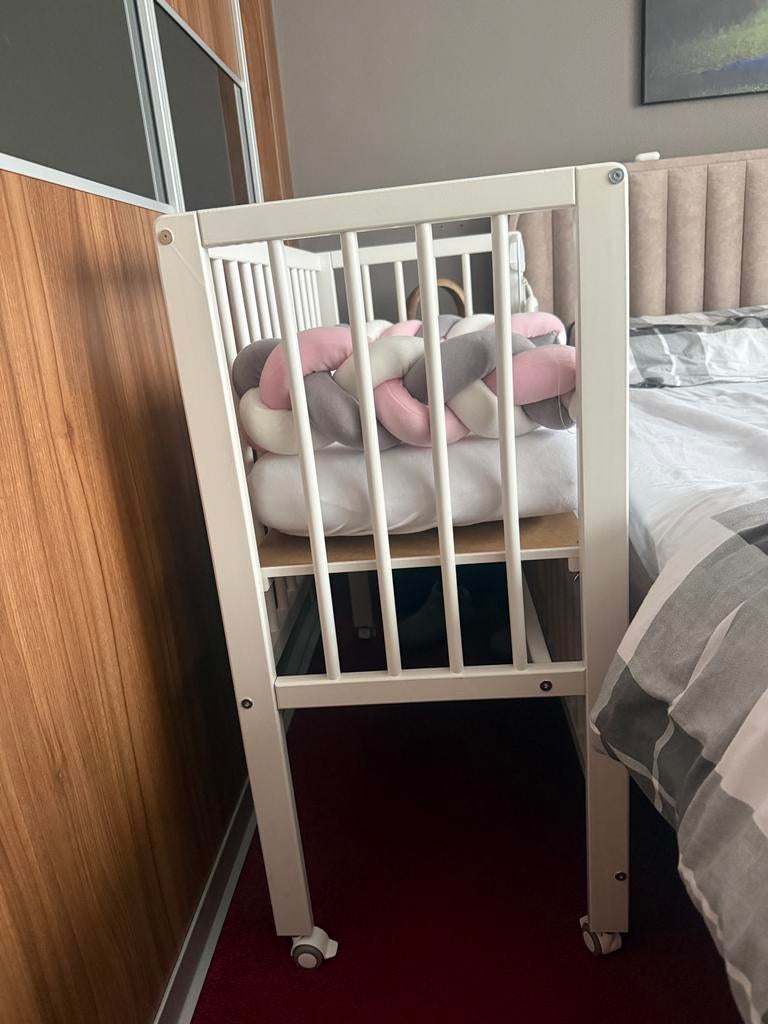 Witte Co-sleeper met gevlochten bedbumper, Kinderen en Baby's, Babywiegjes en Ledikanten, Ophalen, Zo goed als nieuw, Wieg