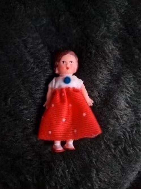 poppenhuis miniaturen ari popje 6 cm nr 22, Verzamelen, Poppenhuizen en Toebehoren, Ophalen of Verzenden, Zo goed als nieuw, Poppenhuis