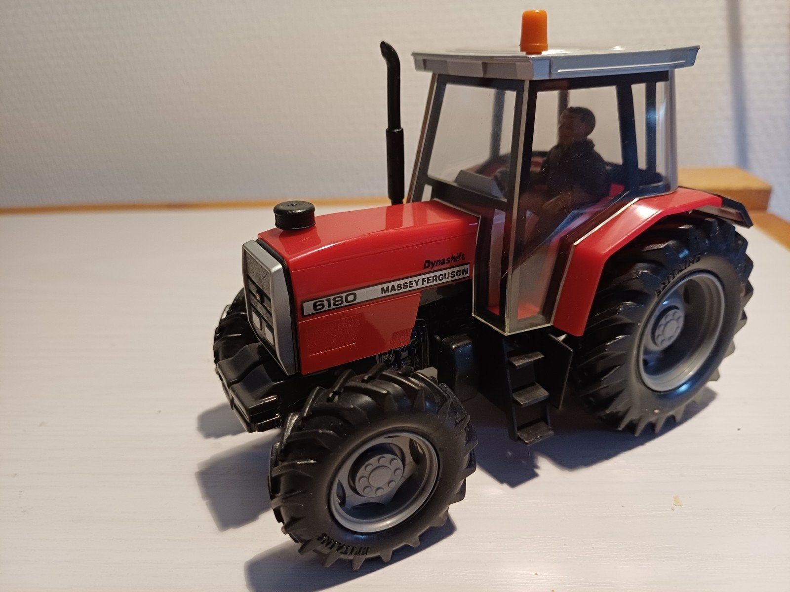 Britains MF 6180, Ophalen of Verzenden, Zo goed als nieuw, Tractor of Landbouw, Britains