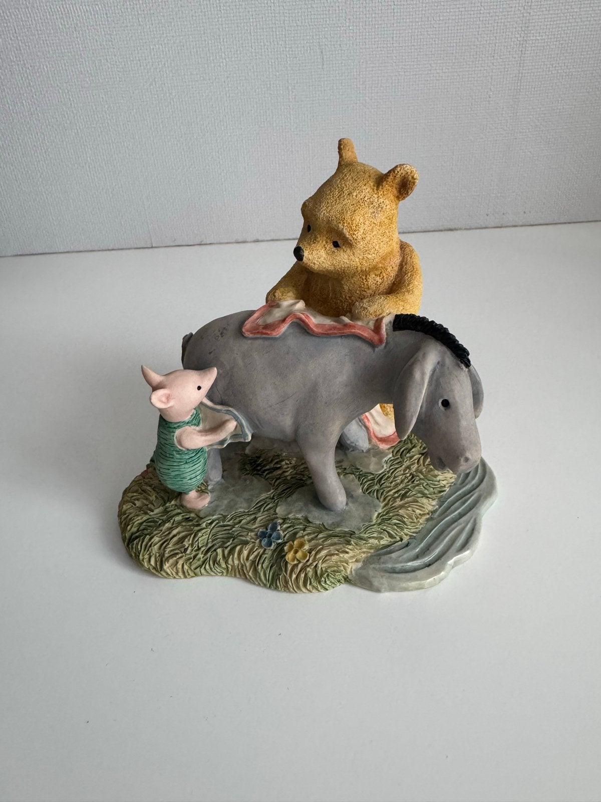 Classic Pooh: Eeyore Getting Dried Beeldje van Fisney, Ophalen of Verzenden, Winnie de Poeh of vrienden, Zo goed als nieuw, Beeldje of Figuurtje