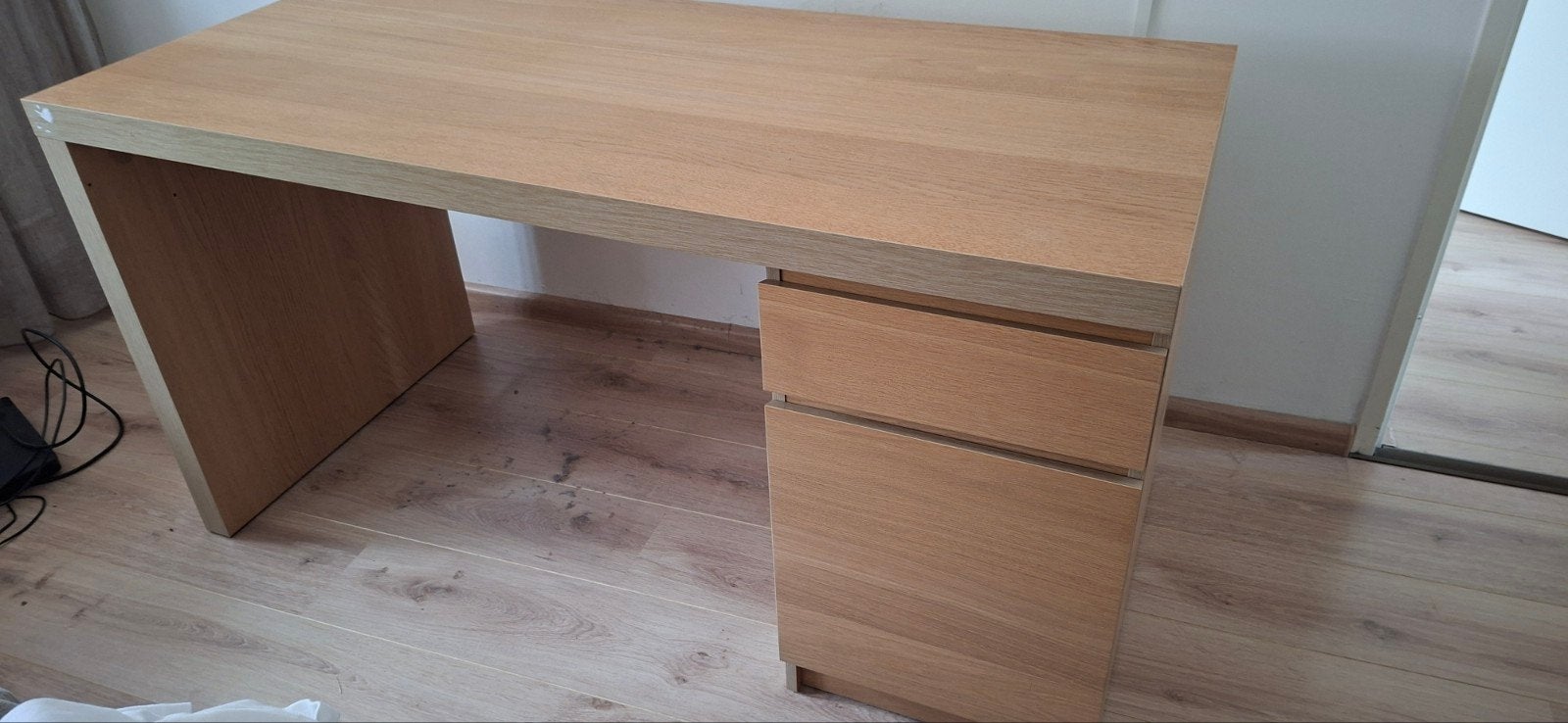 Bureau met lade en deurtje.. Eiken kleur. H73, B140, D65 cm, Huis en Inrichting, Ophalen, Overige typen, Gebruikt, Bruin