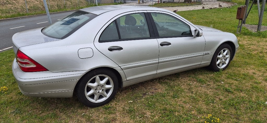 Mercedes-Benz C180 (W203)  2001 Grijs, 1998 cc, 742 kg, 4 cilinders, 129 pk