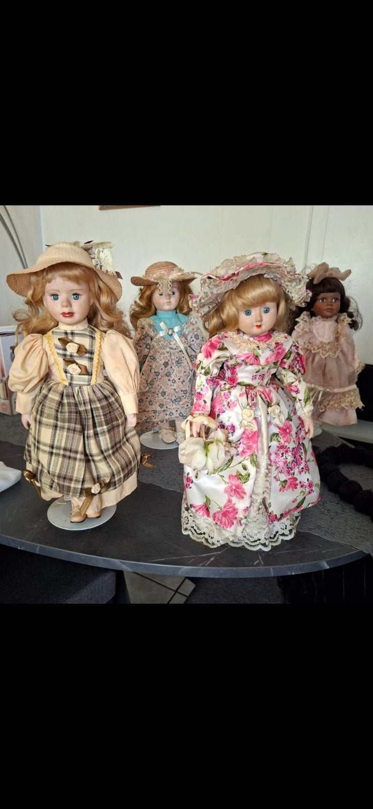 Set van 4 porseleinen poppen met diverse kleding, Verzamelen, Poppen, Ophalen of Verzenden, Gebruikt, Pop