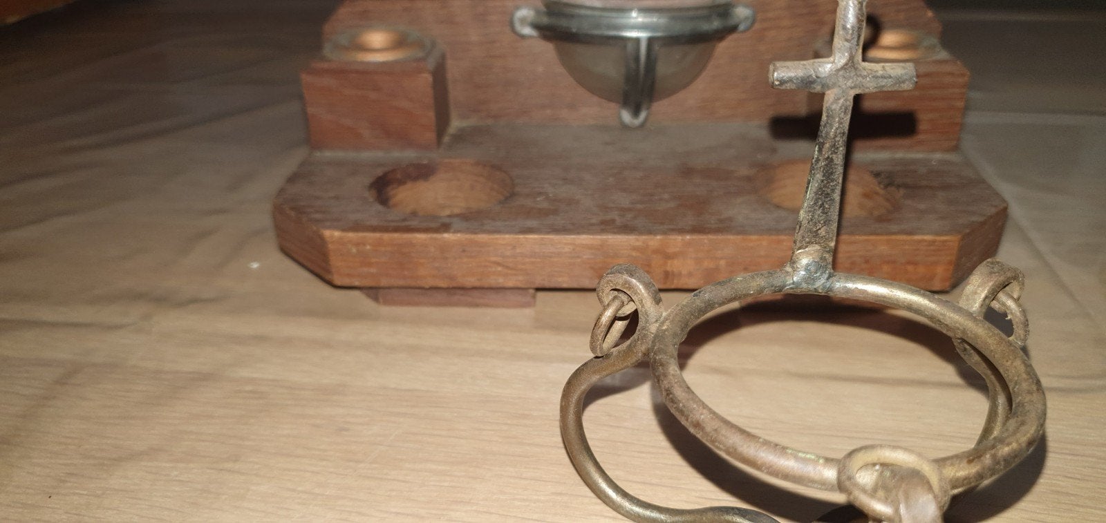 Antieke Wijwaterbak met Kruis - Hout en Metaal, Antiek en Kunst, Ophalen of Verzenden