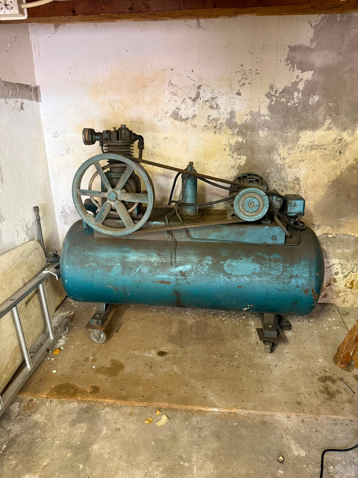 Compressor, klassiek model, met grote tank., Doe-het-zelf en Verbouw, Compressors, 25 tot 100 liter, Ophalen, Gebruikt, Mobiel