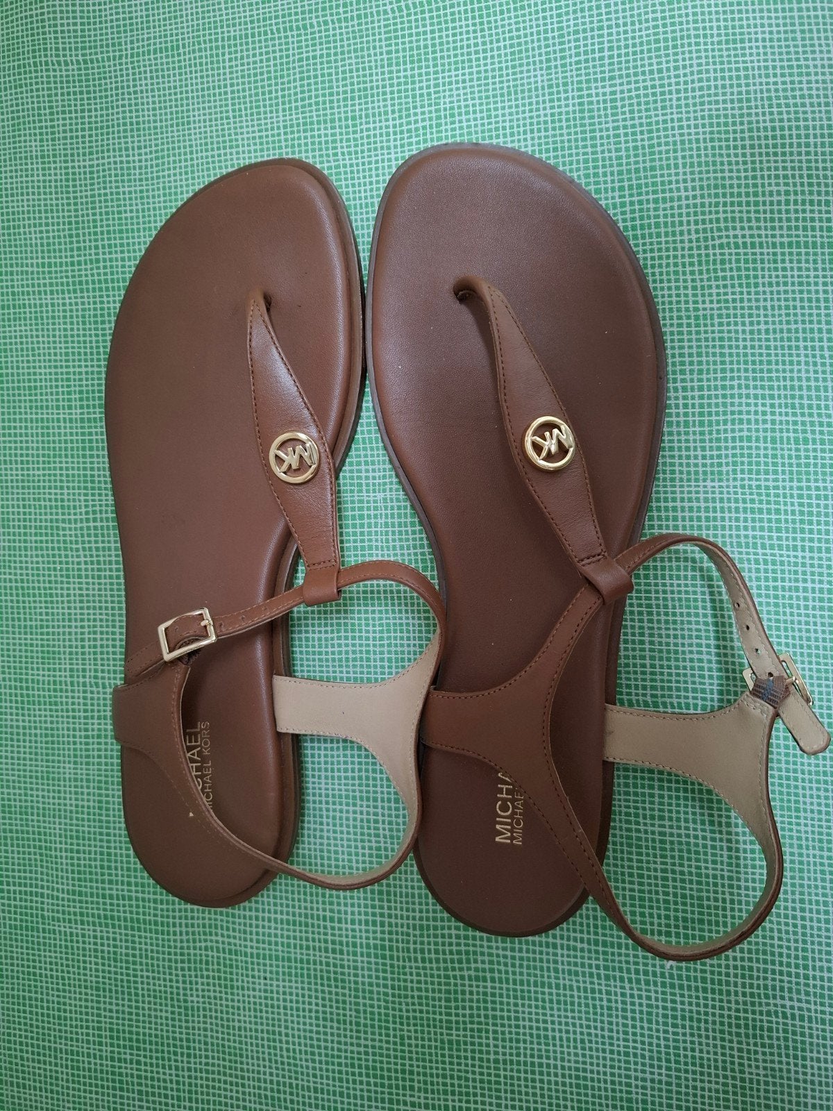 Michael Kors bruine sandalen met gouden MK logo, maat 41, Michael Kors, Bruin, Zo goed als nieuw, Sandalen of Muiltjes