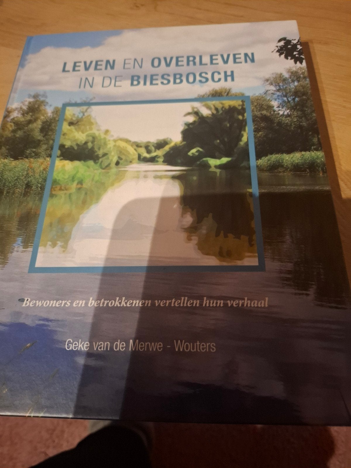 Leven en Overleven in de Biesbosch - Geke van de Merwe, Ophalen of Verzenden, Zo goed als nieuw, Wandel- of Recreatiegebieden