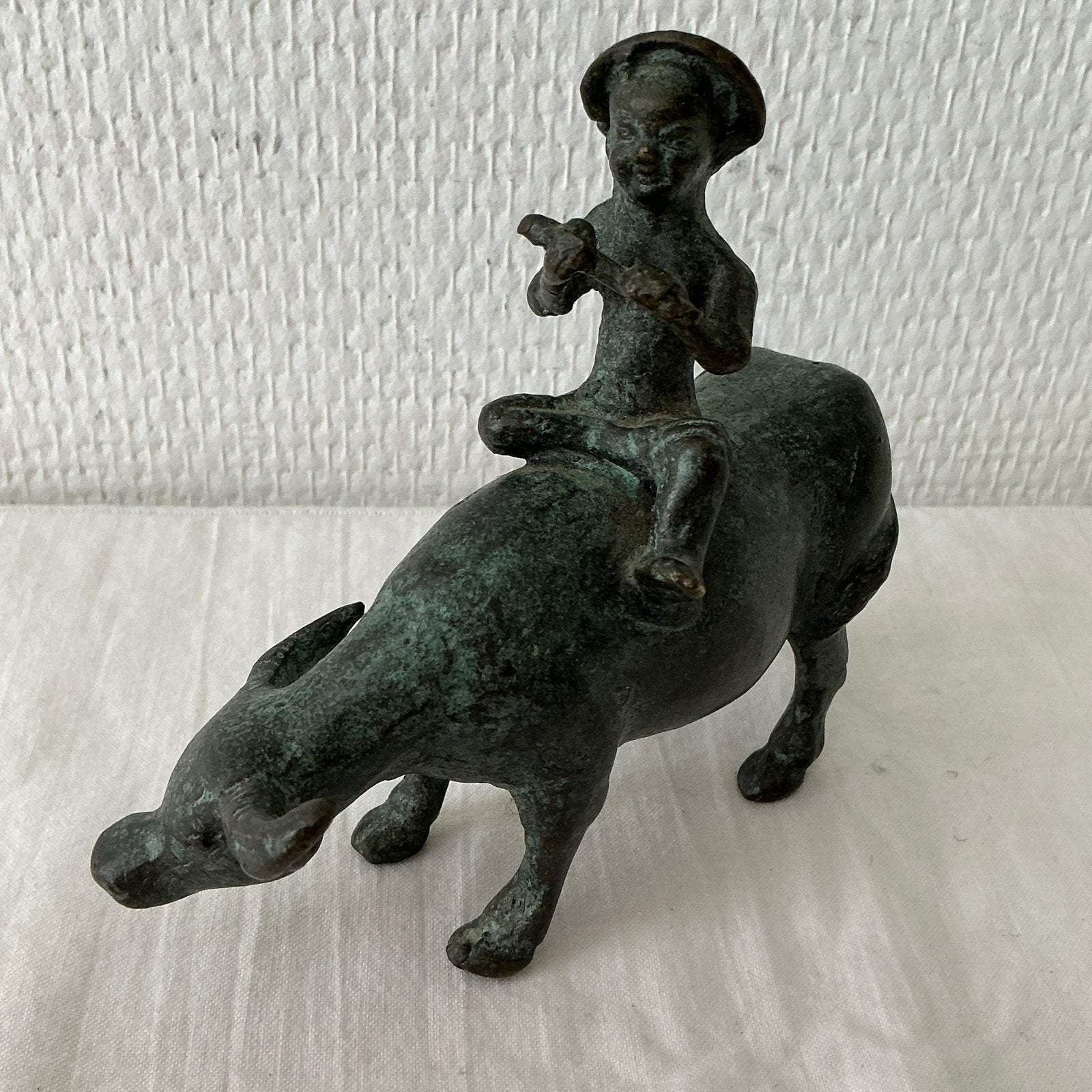 Bronzen beeldje: Jongen op buffel, Aziatisch, vintage, Minder dan 20 cm, Ophalen of Verzenden, Beeld, Bruin