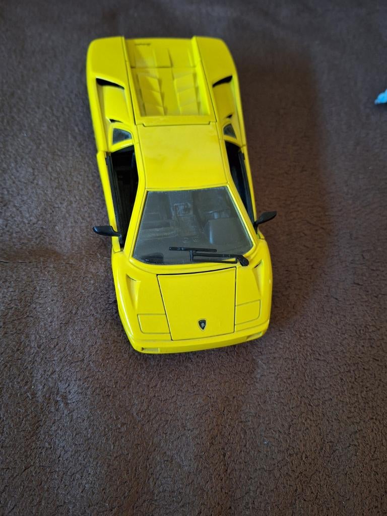 Gele lamborghini Diablo schaal 1/24 Maisto, Ophalen of Verzenden, Zo goed als nieuw, Maisto
