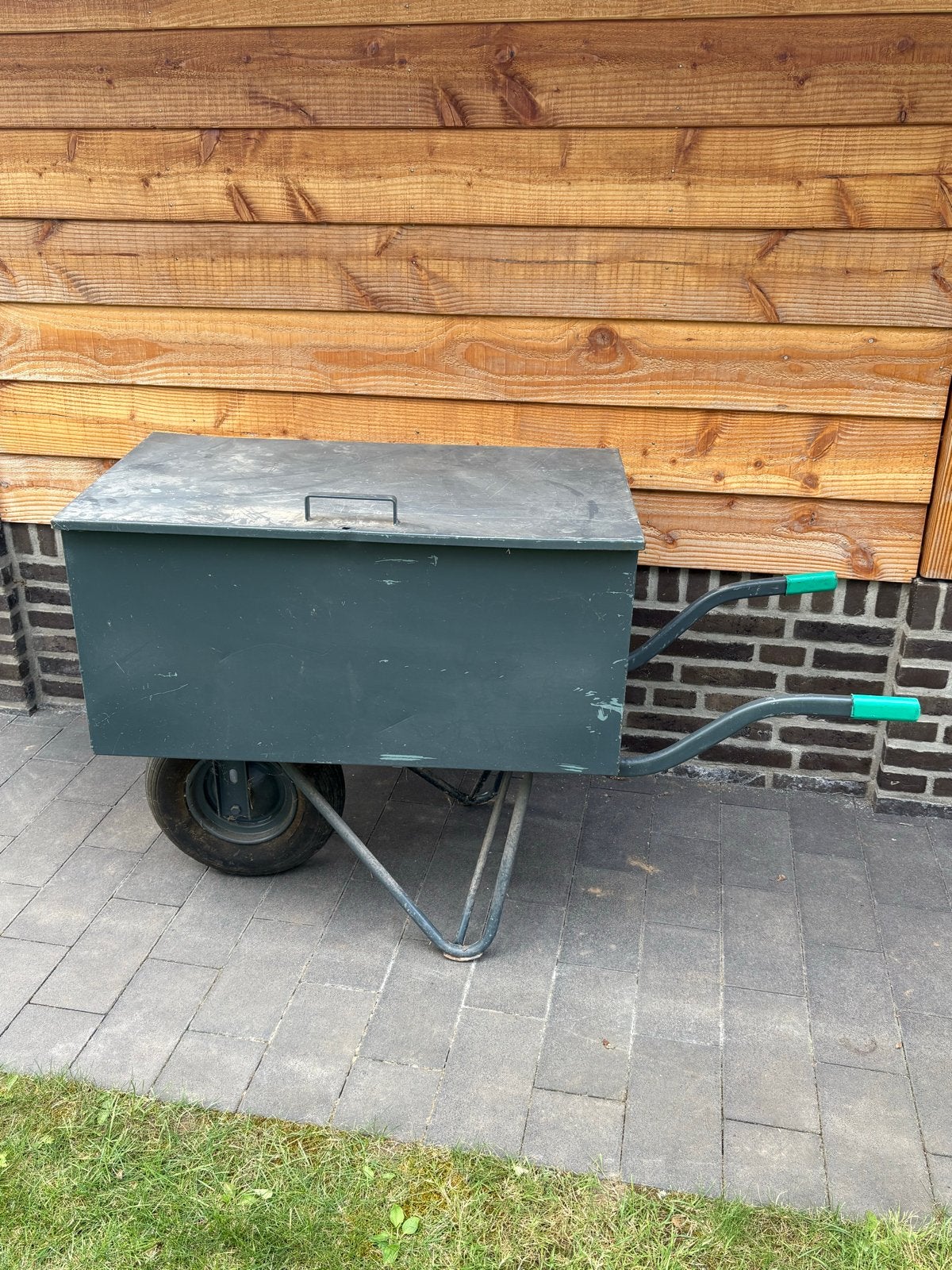 Matador gereedschapskruiwagen met afsluitbare opbergkist, Tuin en Terras, Ophalen, Gebruikt, Handmatig, Eenwielig