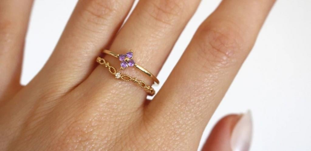 Lila & Gouden Ring in luxe ringdoosje (GLOEDNIEUW), Nieuw, Ophalen of Verzenden, Dame, Goud