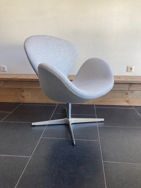 2 Fritz Hansen Arne Jacobsen Swan Chairs, lichtgrijs Divina, Design, Fritz Hansen, 75 tot 100 cm, Ophalen of Verzenden
