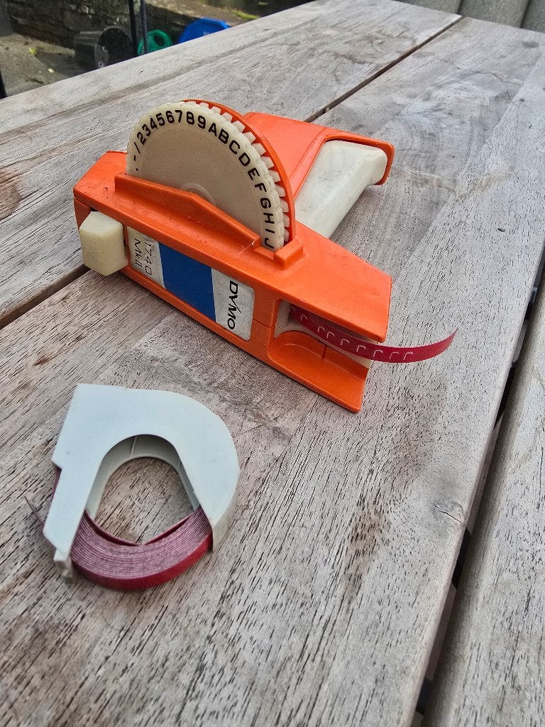 Vintage DYMO 1740 MkII Lettertang Labelmaker Oranje,Jaren 70, Gebruikt, Ophalen of Verzenden, Dymo LabelWriter, /