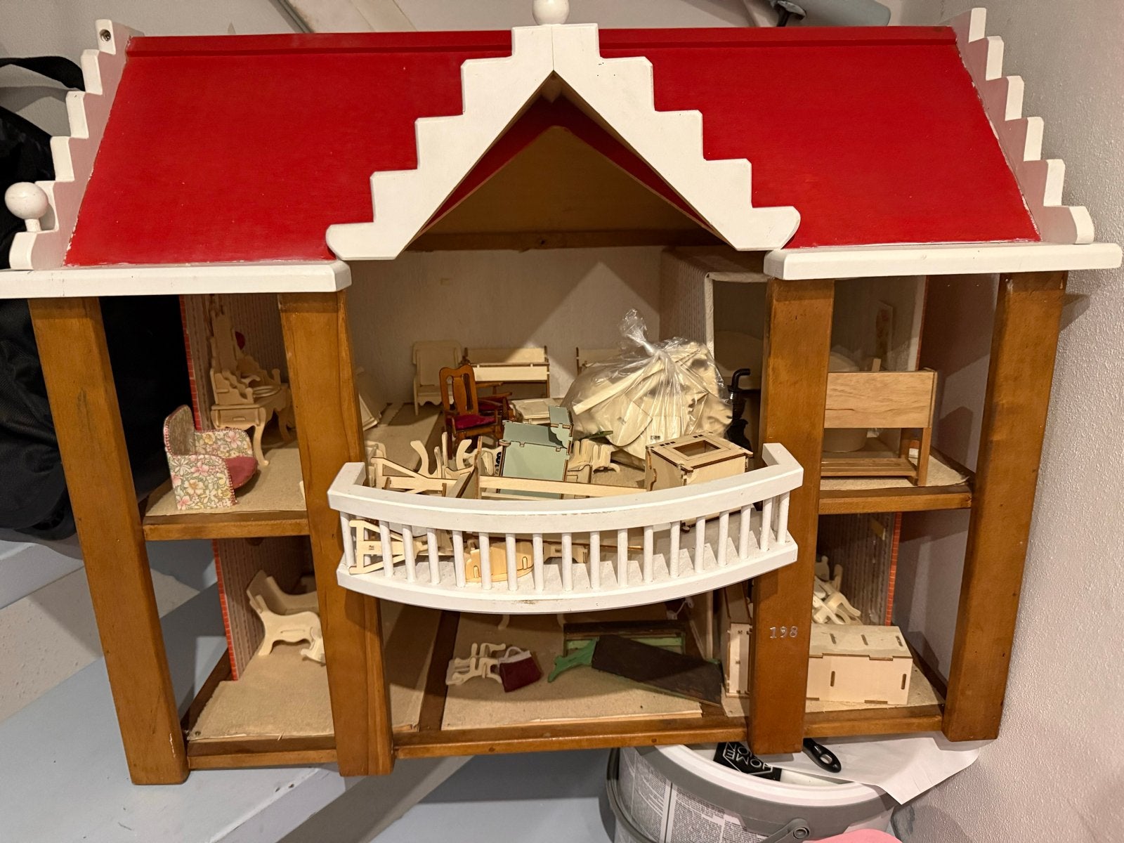 houten poppenhuis met meubels en bouwkit, Ophalen, Gebruikt, Poppenhuis