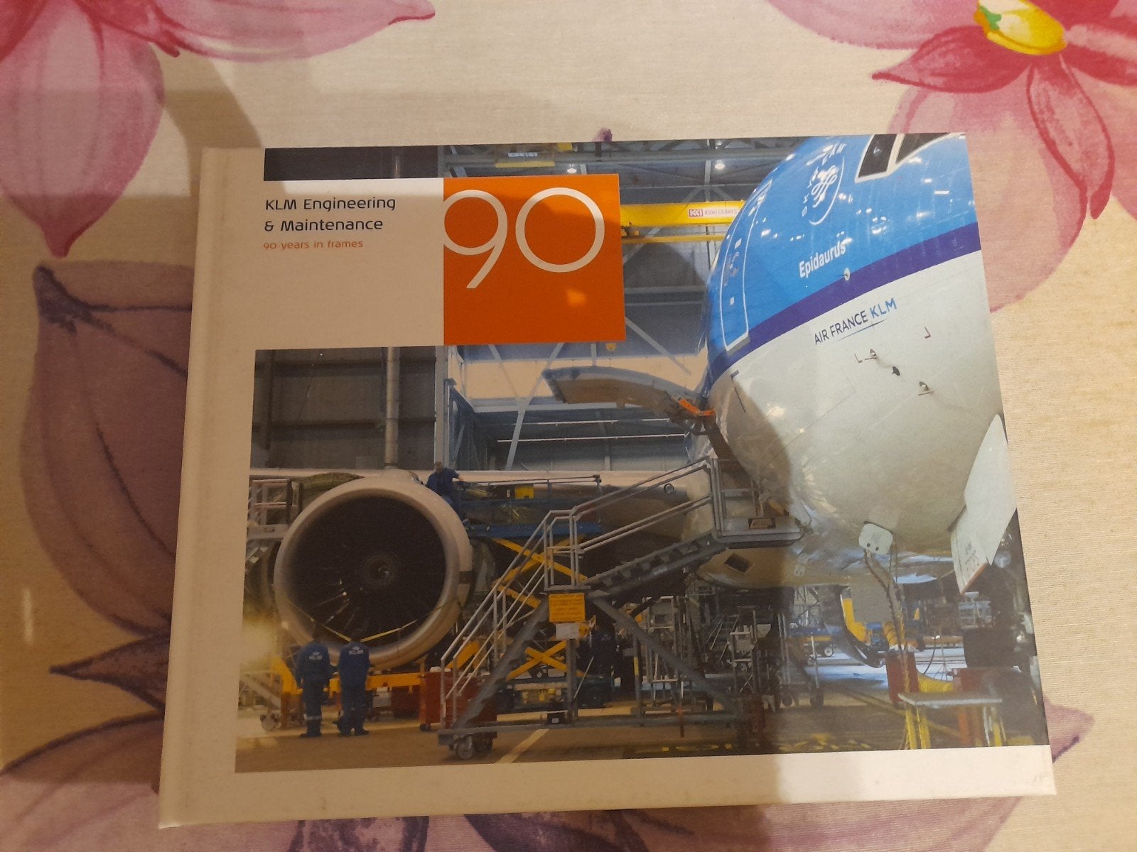 KLM Engineering & Maintenance 90 jaar in foto's, Ophalen of Verzenden, Zo goed als nieuw