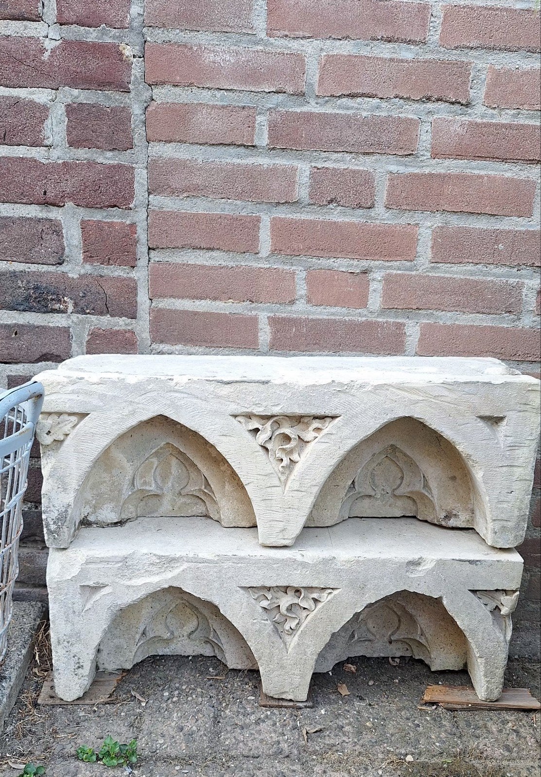 authentieke gotische kalkstenen architectuurfragmenten, Ophalen
