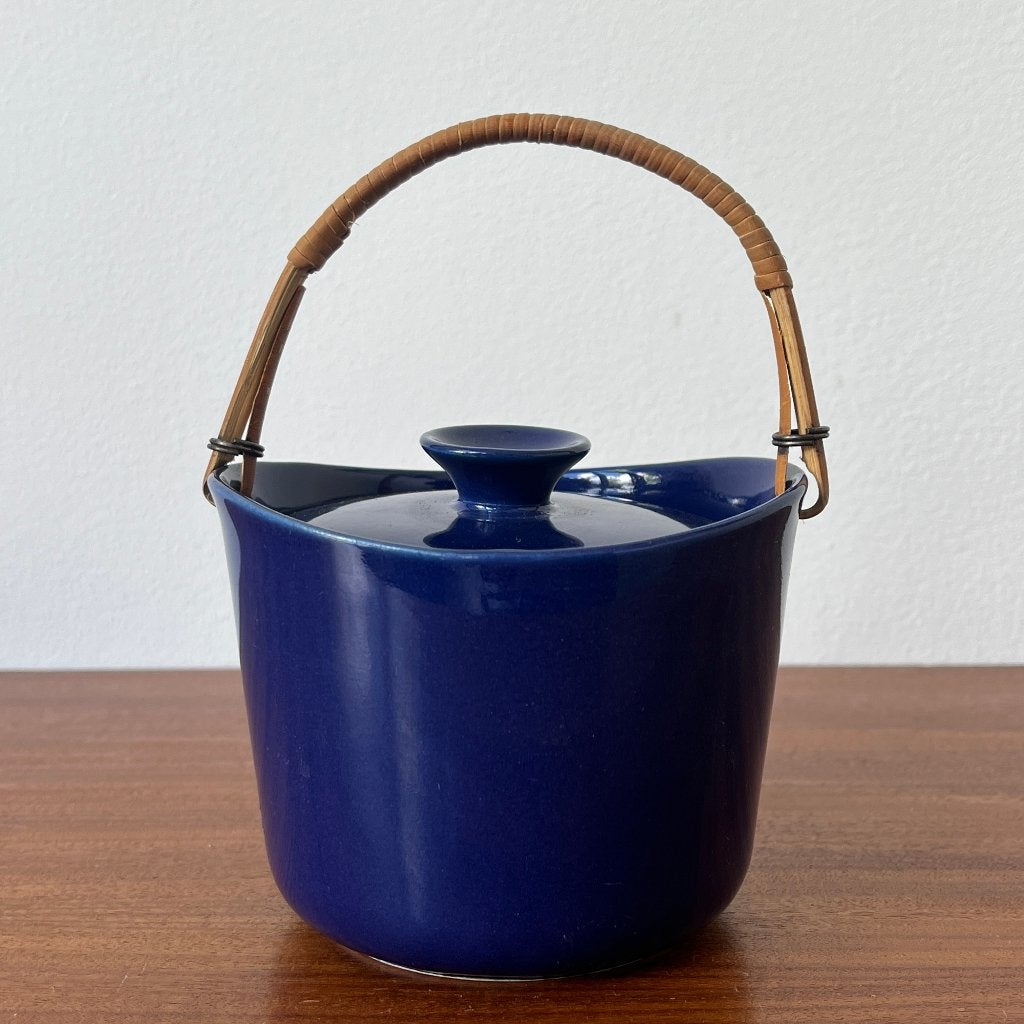Arabia Kilta Teema suikerpot met deksel en rotan hengsel, Huis en Inrichting, Keuken | Servies, Keramiek, Schaal of Schalen, Gebruikt