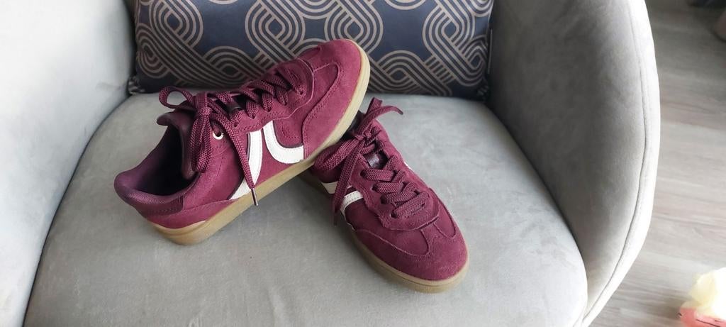 Stradivarius sneakers. Suède. Bordeaux. Maat 36(37), Ophalen of Verzenden, Stradivarius, Rood, Sneakers of Gympen
