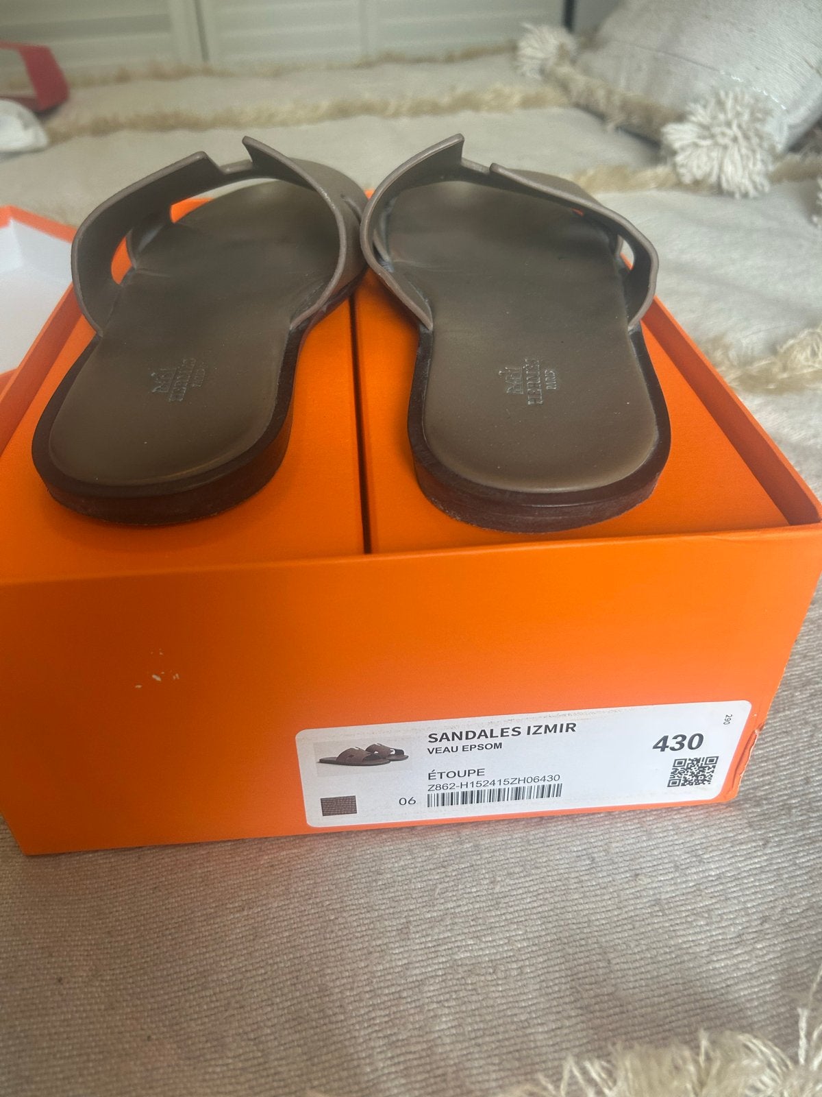 Hermès Izmir Sandalen - Maat 43 - In prima staat, Ophalen of Verzenden, Zo goed als nieuw, Bruin, Slippers