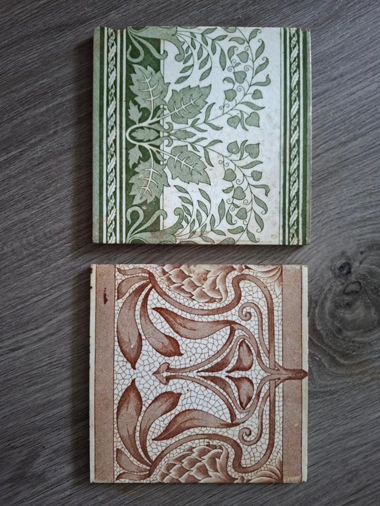 2 oude tegels, Ophalen of Verzenden