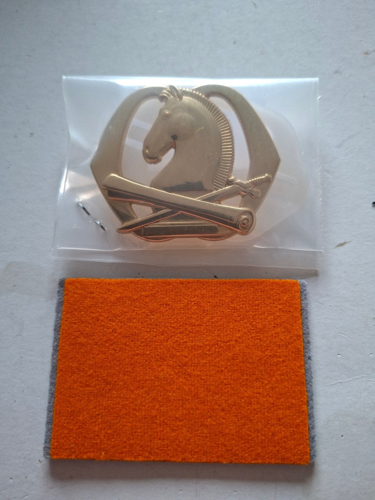 Baretembleem communicatie en engagement, Ophalen of Verzenden, Landmacht, Nederland, Embleem of Badge