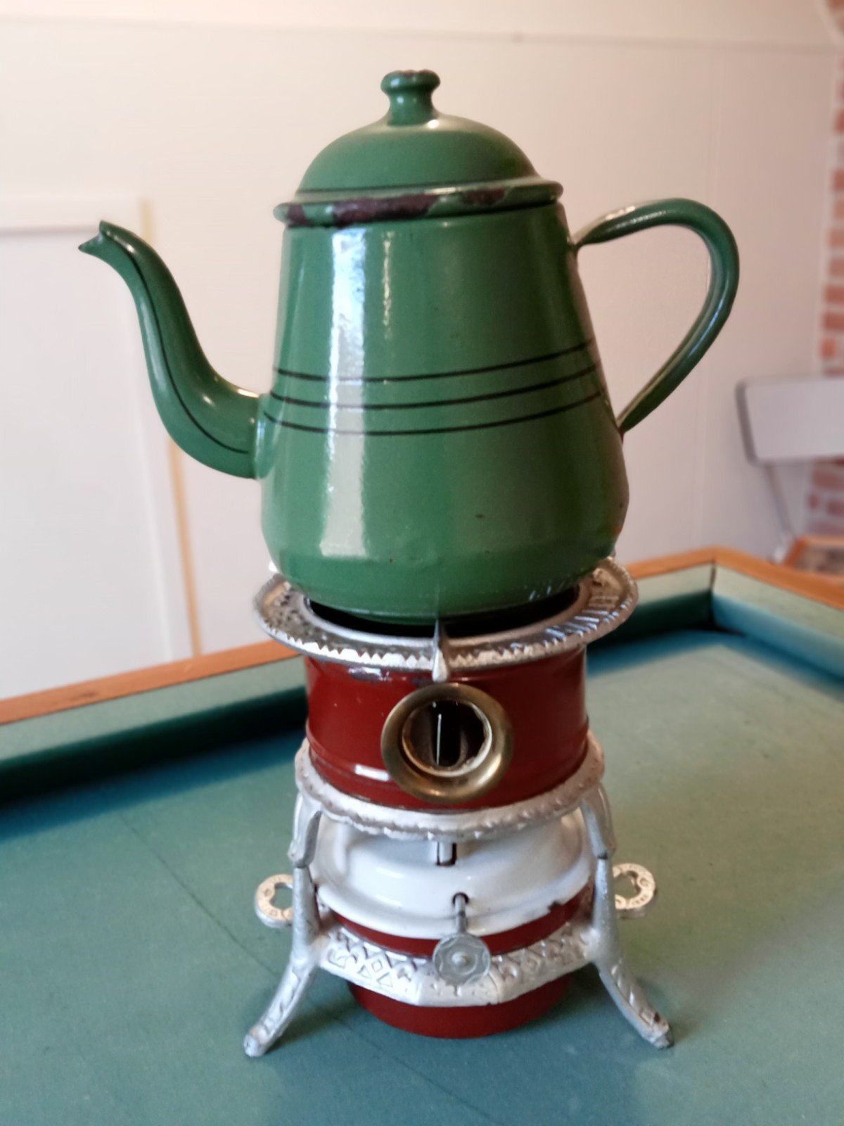 oud peteroliestelletje met een koffiekan, Ophalen of Verzenden