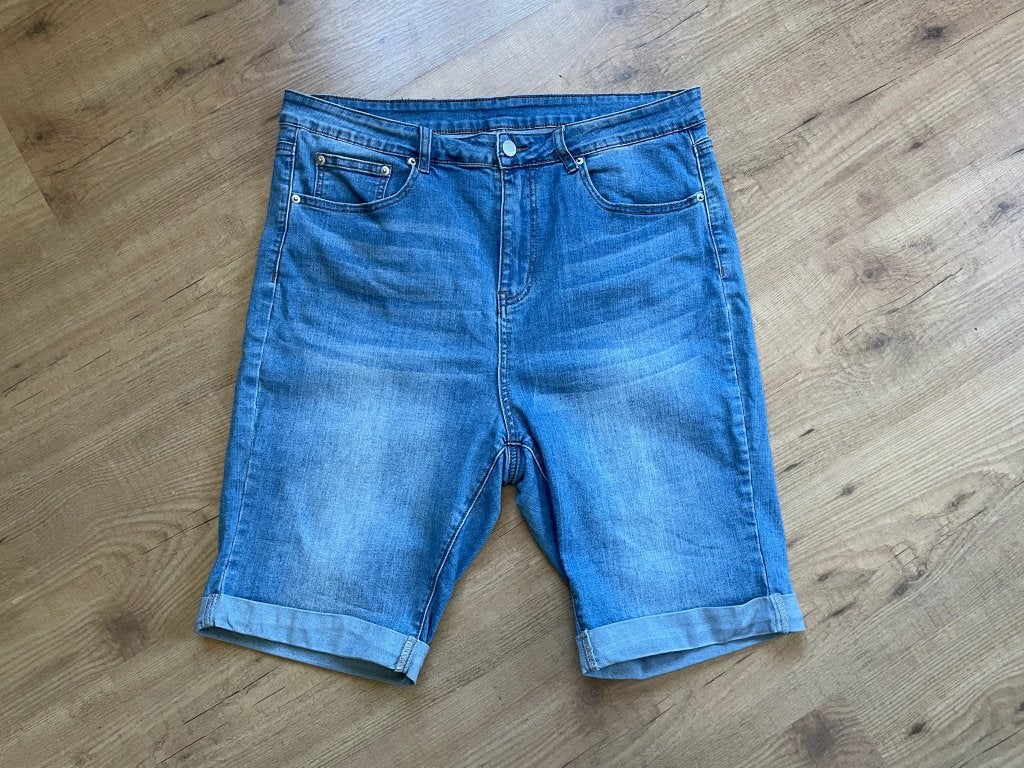 Korte spijkerbroek / korte broek, maat 46, Kleding | Dames, Grote Maten, Ophalen of Verzenden, Gedragen, Blauw, Broek of Spijkerbroek