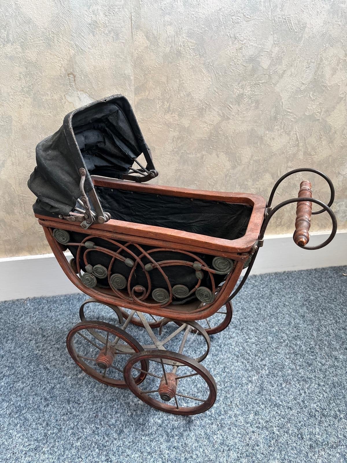 Antieke poppenwagen, houten frame, ijzeren wielen, Ophalen, Gebruikt, Babypop