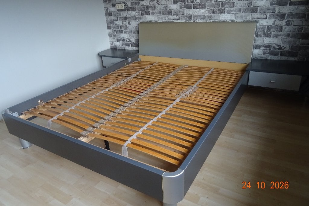 2-persoonsbed met hoofdbord, nachtkastjes en lattenbodems., Ophalen, Gebruikt, Tweepersoons, 200 cm
