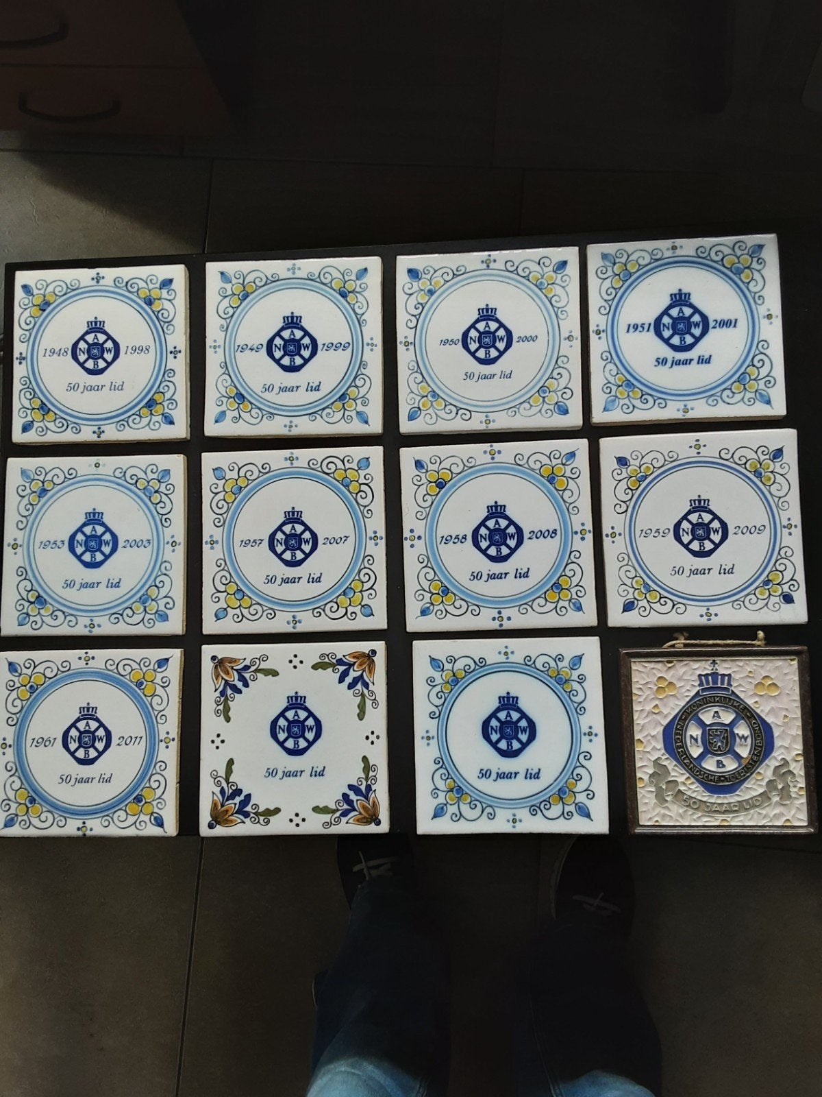 Set van 12 Delfts Blauwe '50 jaar lid' tegels, Ophalen
